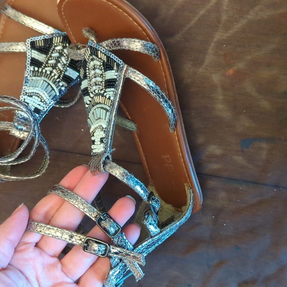 Absolutely adorable girls mud sandals with bead detailing - Picture 4 of 8